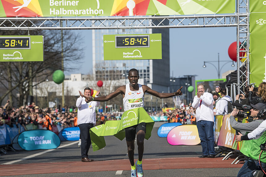 Der Sieger des Berliner Halbmarathon 2018 ist der Kenianer Eric Kiptanui