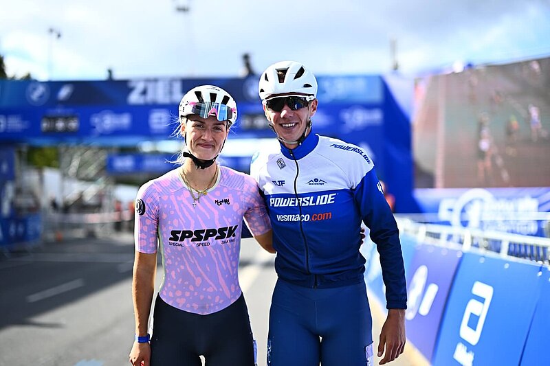 Noraly Berber Vonk und Bart Swings stehen vor dem Zieltor und lächeln in die Kamera.