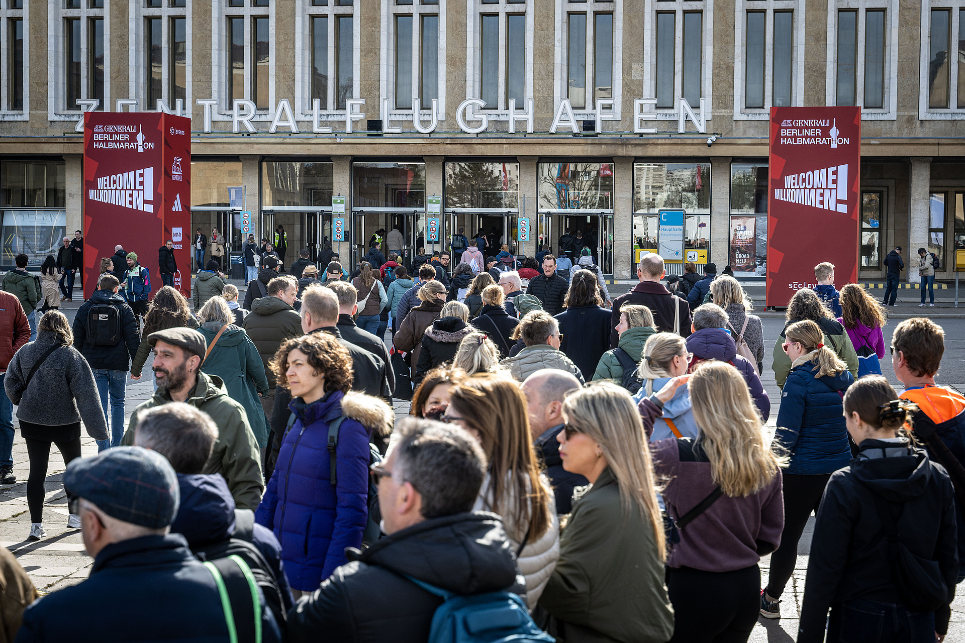 Eingang zur Messe am Flughafen Tempelhof.