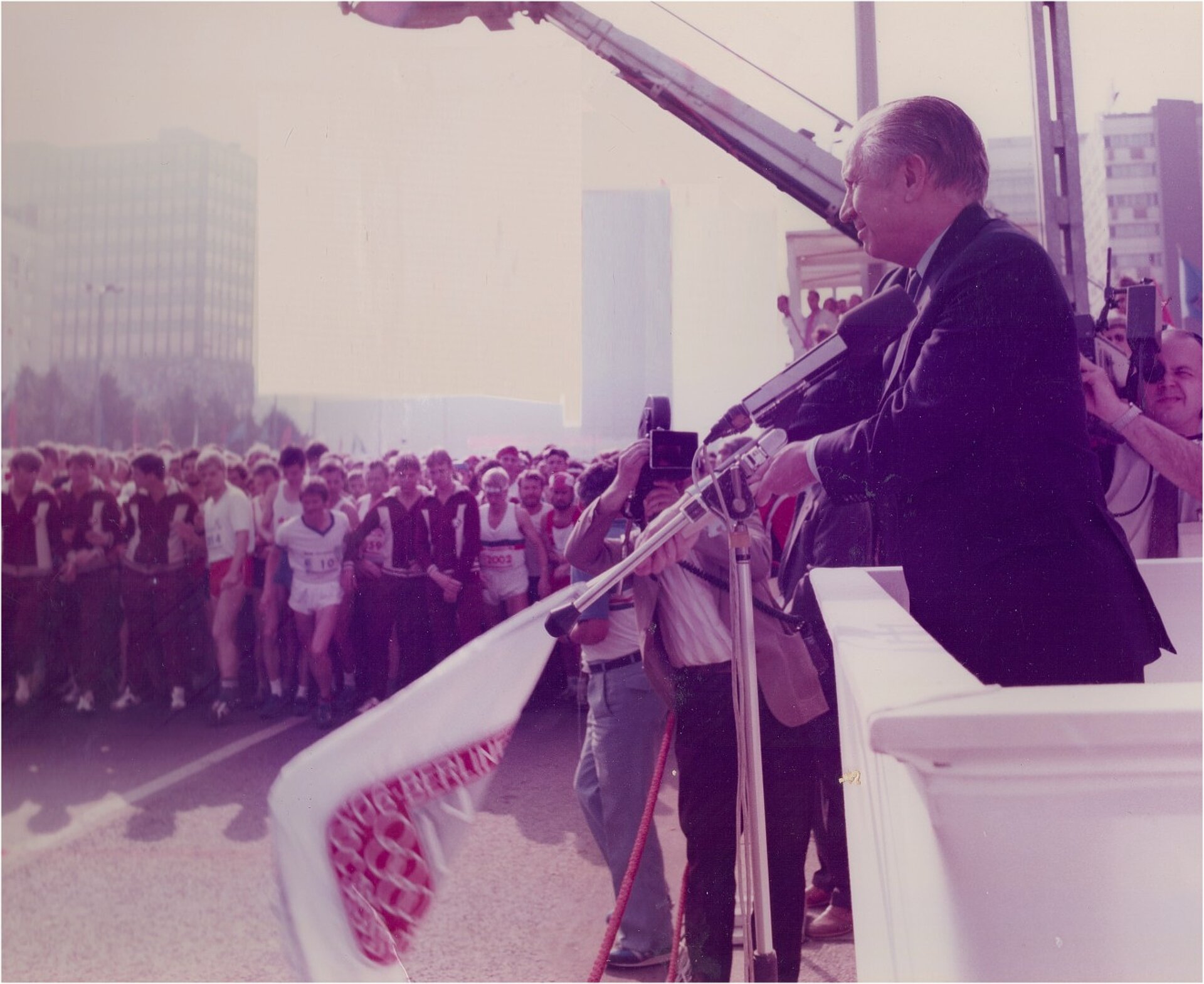 Juan-Antonio Samaranch schwenkt die Startfahne beim Friedenslauf 1985.