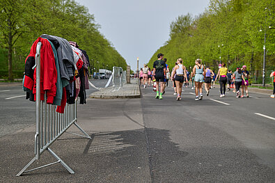 BMW BERLIN-MARATHON: Kleidersammlung auf der Strecke © SCC EVENTS
