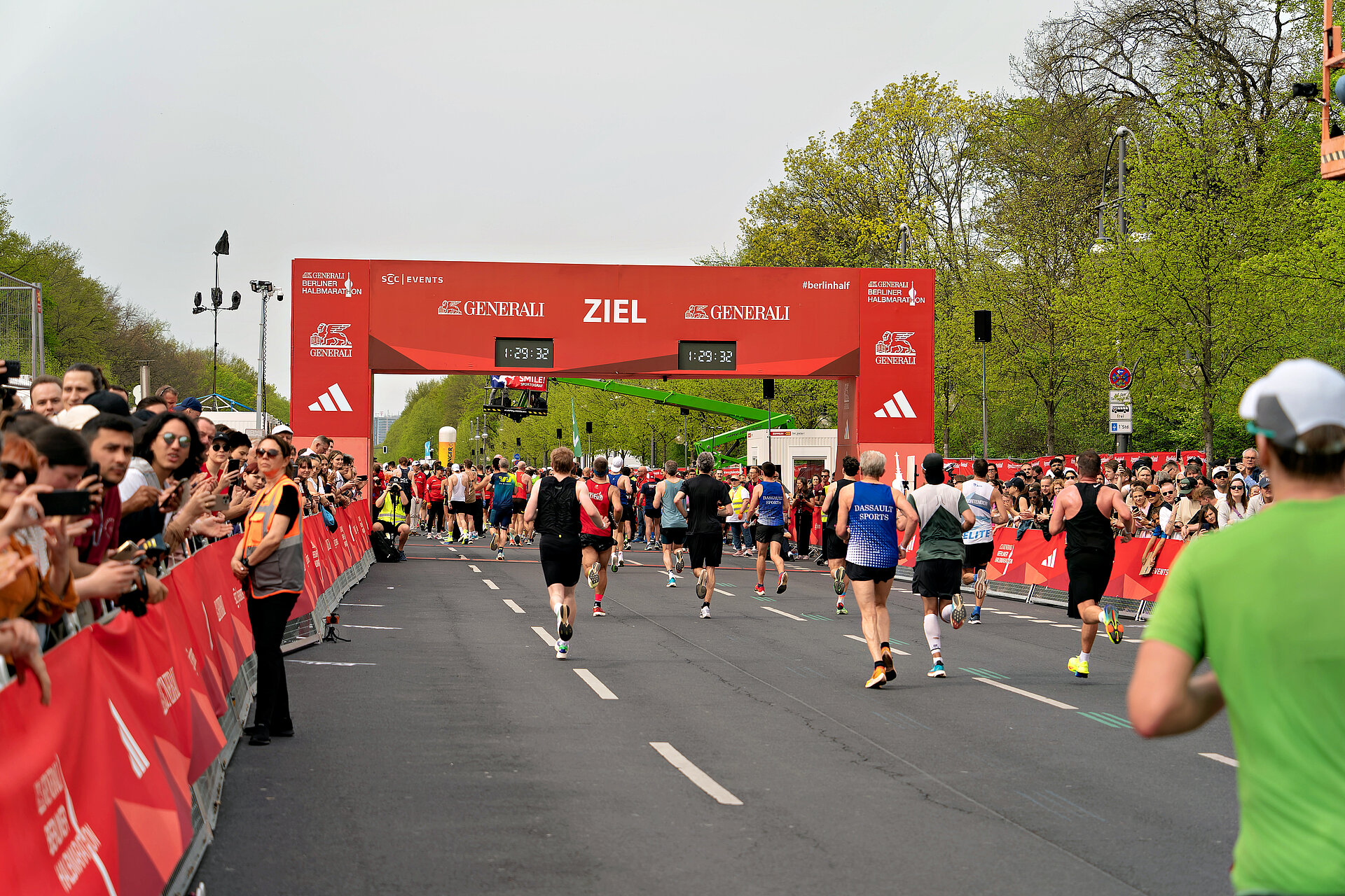 Zieleinlauf des GENERALI BERLINER HALBMARATHON 2024.