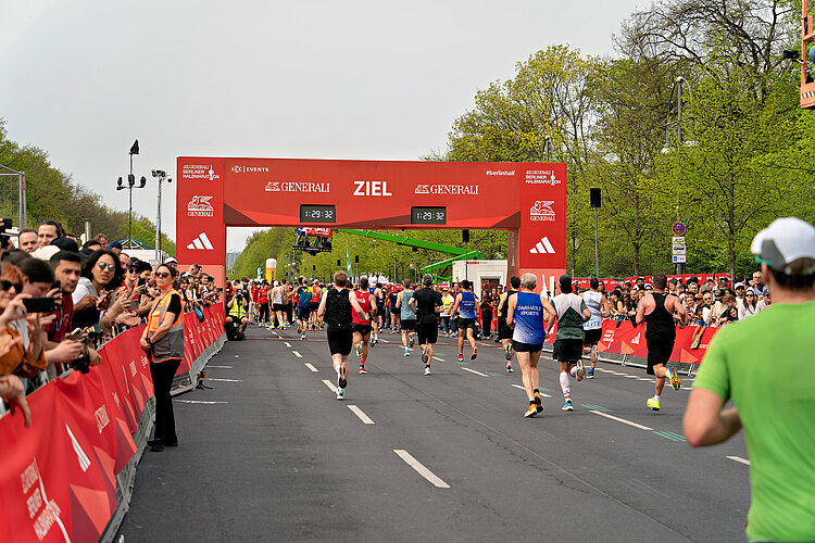 Zieleinlauf des GENERALI BERLINER HALBMARATHON 2024 © SCC EVENTS