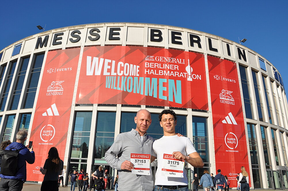 BMW BERLIN-MARATHON: Niels and Milan kurz nach der Abholung der Startnummer vor der Messe Berlin ©SCC EVENTS // Maximilian Bodenstab