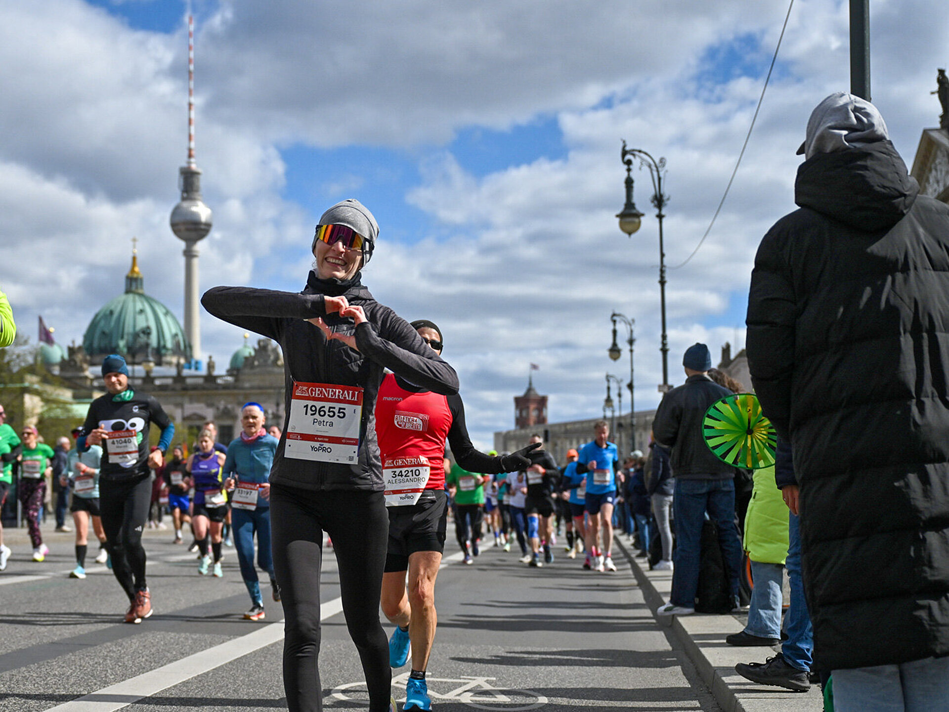 Läuferin macht ein Herz vor den Fernsehturm © Petko Beier