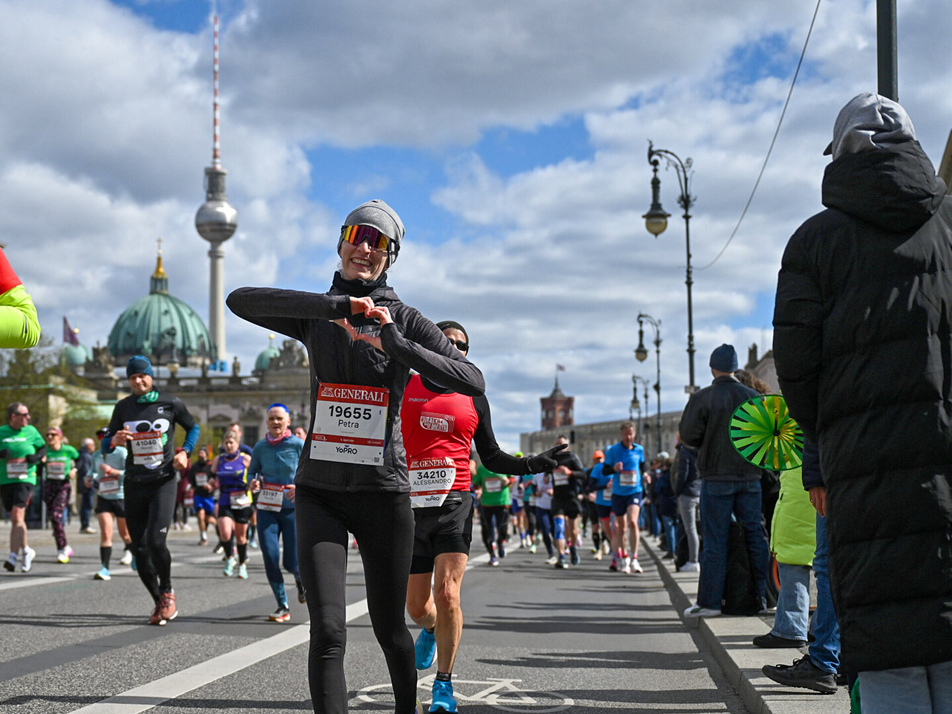 Läuferin macht ein Herz vor den Fernsehturm © Petko Beier