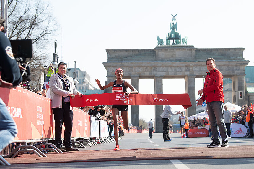 Die Niederländerin Sifan Hassan ist mit einem Streckenrekord von 65:45 Minuten die Siegerin des GENERALI BERLINER HALBMARATHON 2019