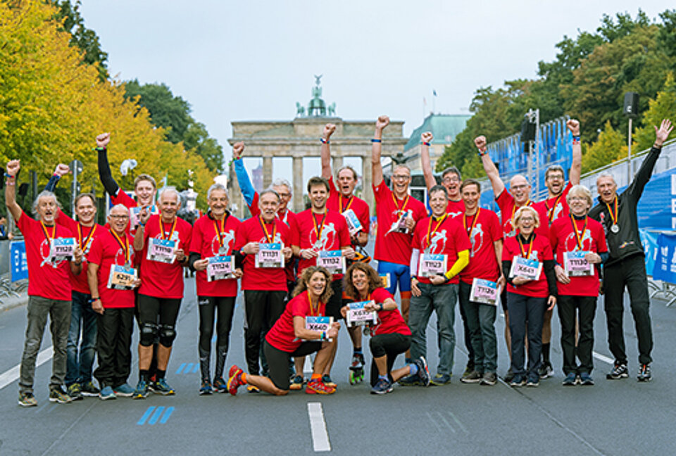 BMW BERLIN-MARATHON 2022: Group picture of the skaters of the Jubilee Club © Leichtathletik Berlin