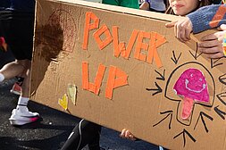 Selbstgebasteltes Pappschild mit der Beschriftung "Power Up".