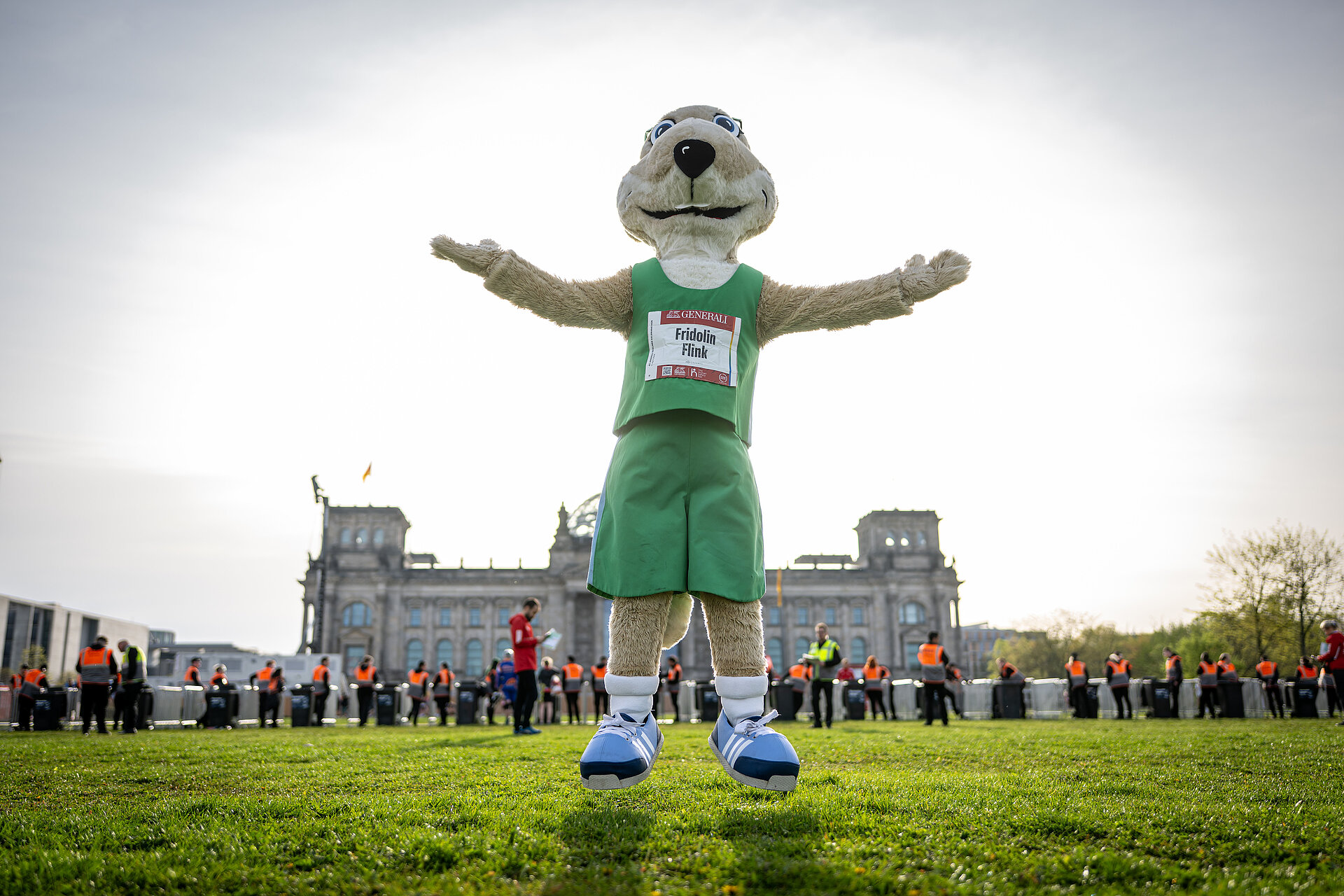 Die Vorfreude auf den GENERALI BERLINER HALBMARATHON ist jedes Jahr auch bei Maskottchen Fridolin Flink spürbar © SCC EVENTS / Tilo Wiedensohler 