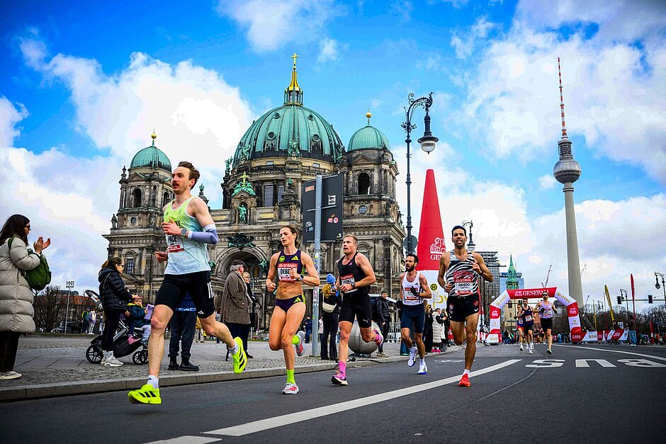 Runners on the course of the GENERALI BERLIN HALF MARATHON.