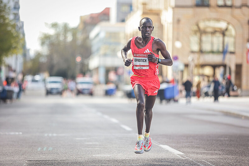 Gideon Kiprotich auf der Strecke des Berliner Halbmarathon.
