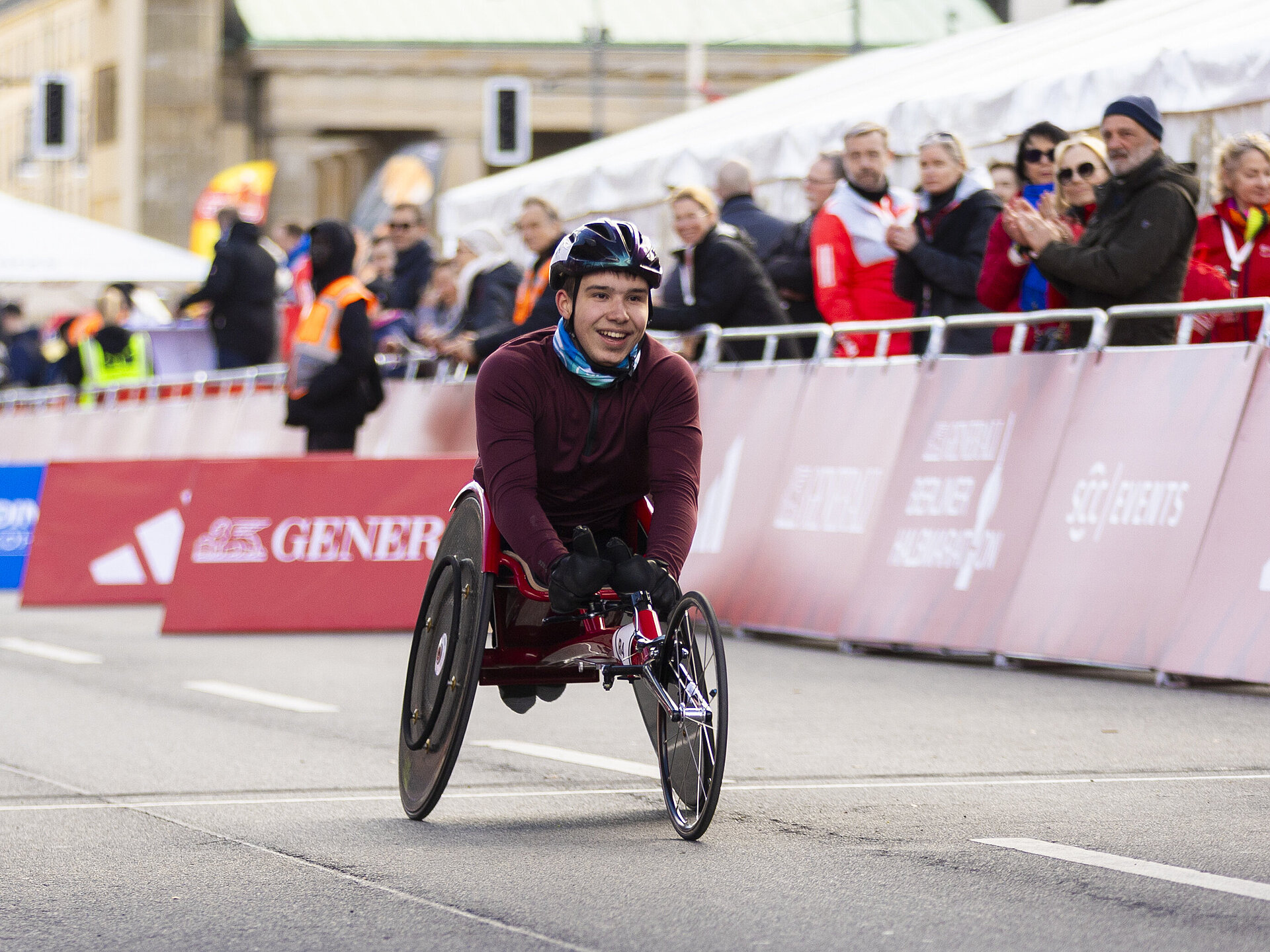 Rollstuhlfahrer ist am Ziel © SCC EVENTS