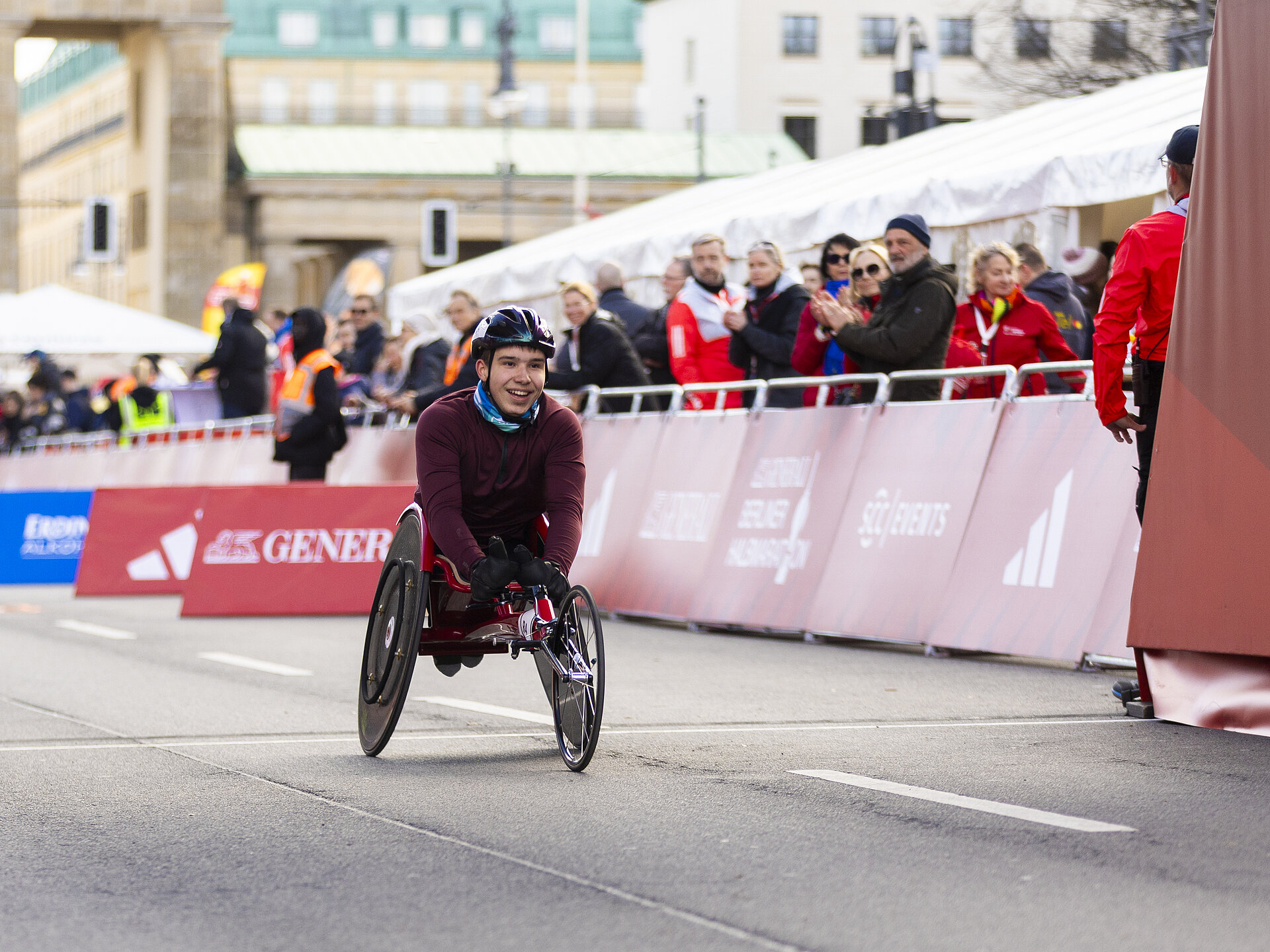 Rollstuhlfahrer ist am Ziel © SCC EVENTS