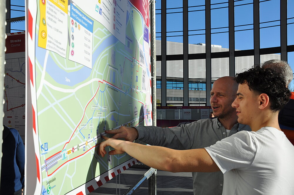 BMW BERLIN-MARATHON: Hier wird gestartet: Niels zeigt Milan ihre Startwelle ©SCC EVENTS // Maximilian Bodenstab