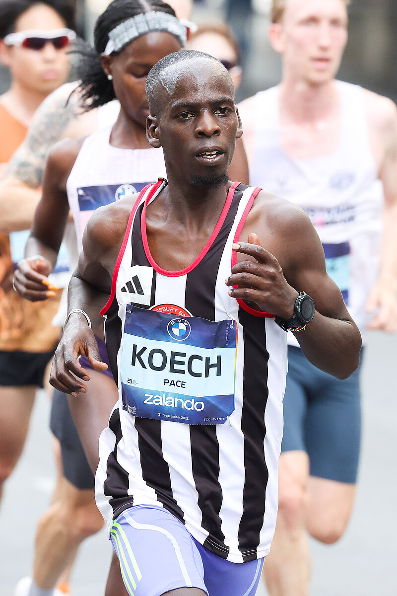 Robert Koech als Pacer beim BMW BERLIN-MARATHON.