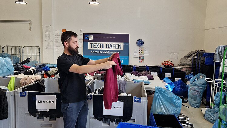 GENERALI BERLINER HALBMARATHON EXPO: Sortierung im Textilhafen © SCC EVENTS