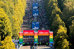 BMW BERLIN-MARATHON 2024: Starttor erleuchtet kurz vor dem Startsignal in Regenbogenfarben © SCC EVENTS / Sportograf
