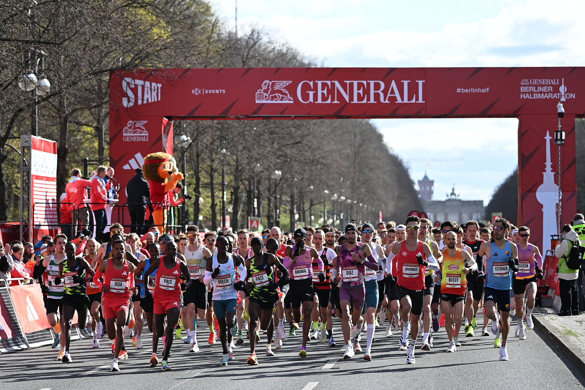 The elite runners at the GENERALI BERLIN HALF MARATHON shortly after the starting signal. @ SCC EVENTS / Petko Beier