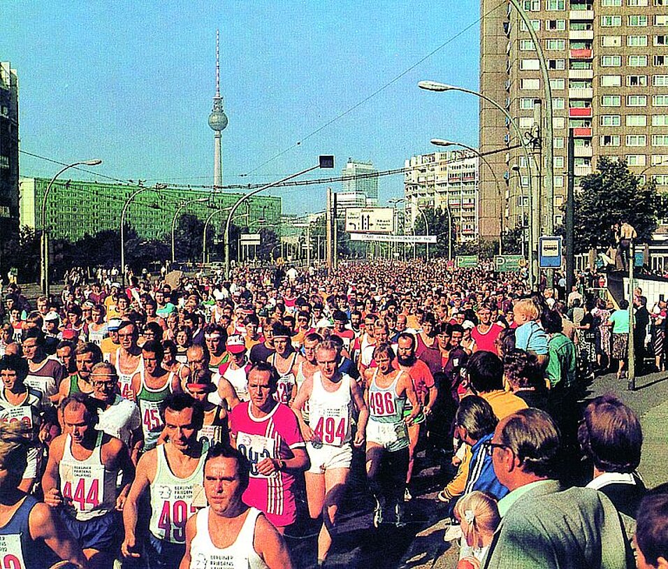GENERALI BERLINER HALBMARATHON: Berliner Friedenslauf 1982 kurz nach dem Start © SCC EVENTS