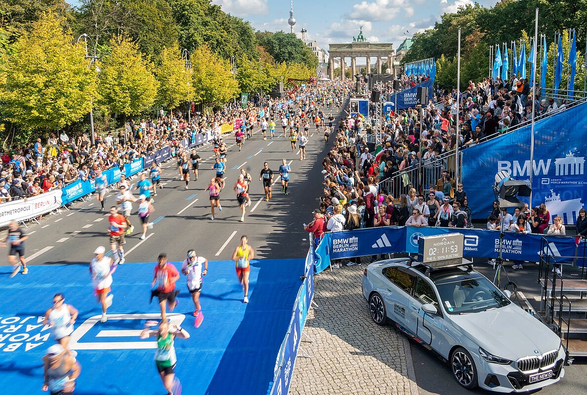 BMW BERLIN-MARATHON 2023: Zieleinlauf © SCC EVENTS / Christian Lietzmann