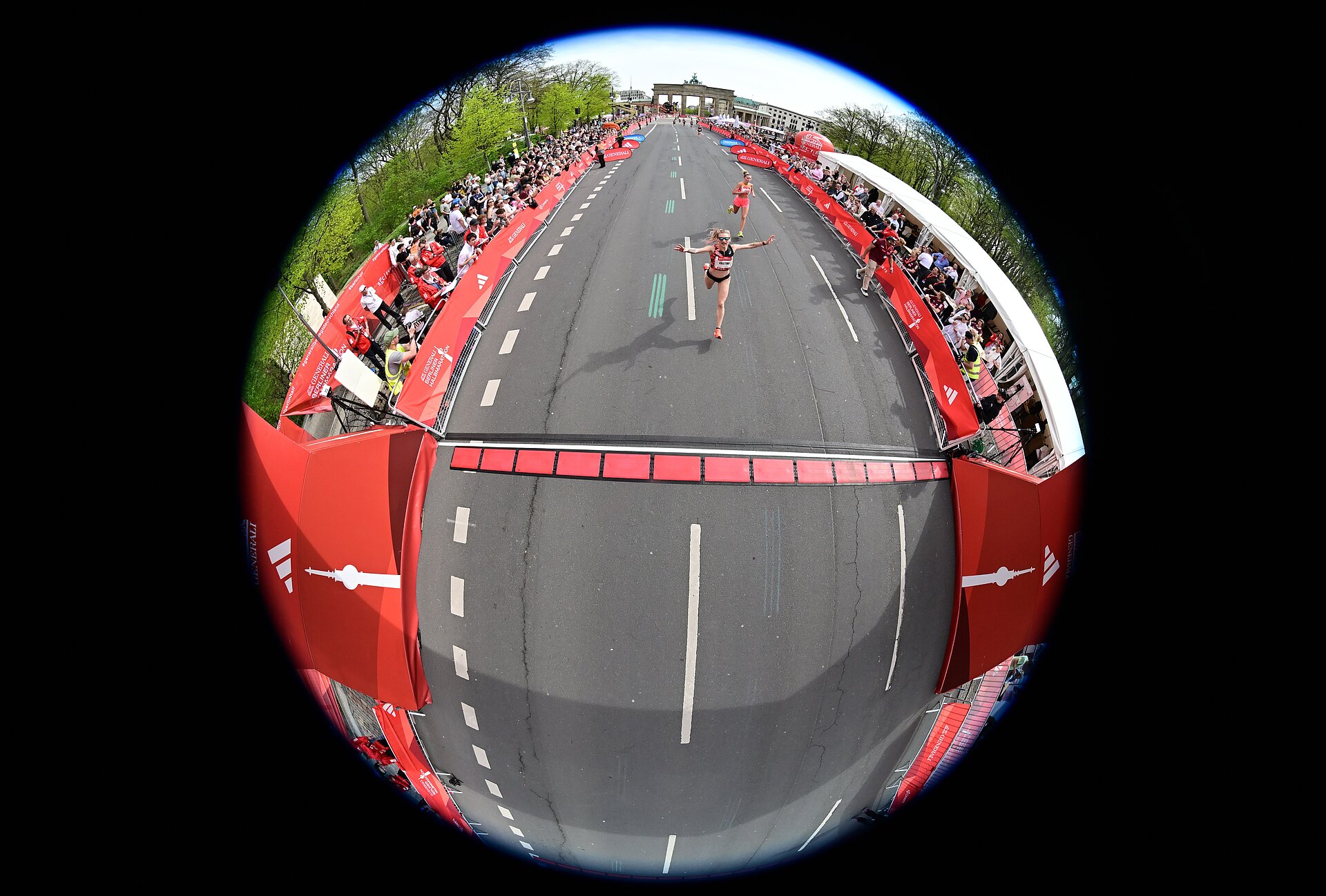 Die Freude kurz vor der Ziellinie des GENERALI BERLINER HALBMARATHON 2024 ist zum Greifen nah © SCC EVENTS / Petko Beier
