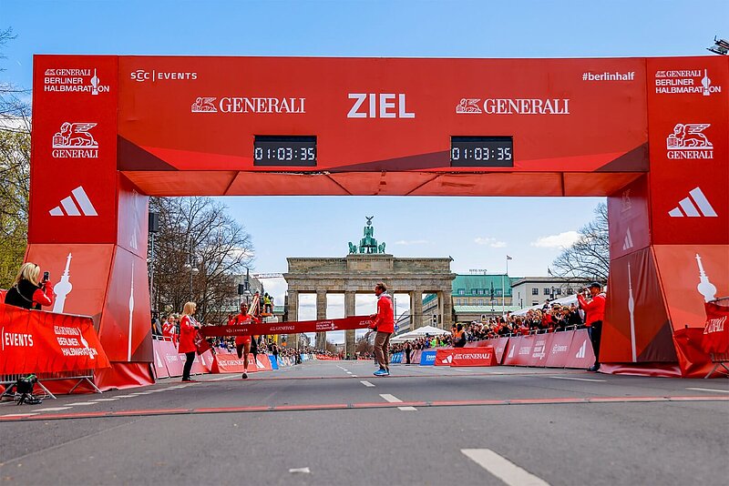 Fotyen Tesfay durchläuft das Ziel.