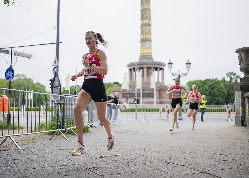 Deborah Schöneborn vor der Siegessäule beim Frauenlauf Berlin.