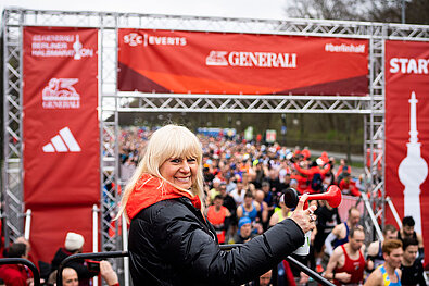 GENERALI BERLIN HALF MARATHON 2023: Senator Iris Spranger gives the starting signal © SCC EVENTS / Sebastian Wells
