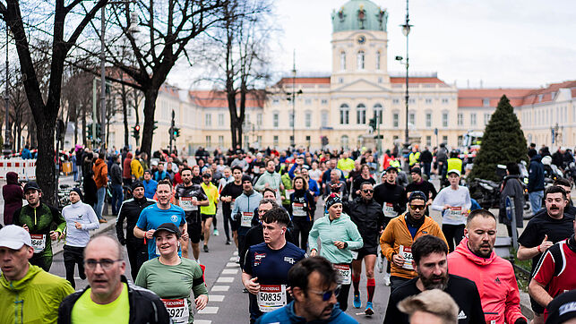 Many runners are on the course in front of Schloss Charlottenburg 