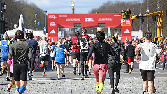 GENERALI BERLIN HALF MARATHON 2023:The participants run to the finish line in bright sunshine