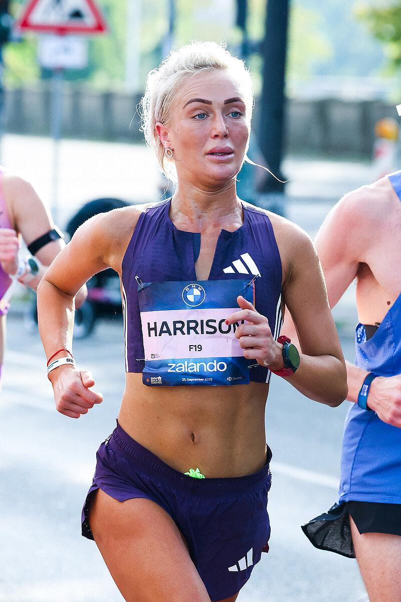 Samantha Harrison beim BMW BERLIN-MARATHON 2025.