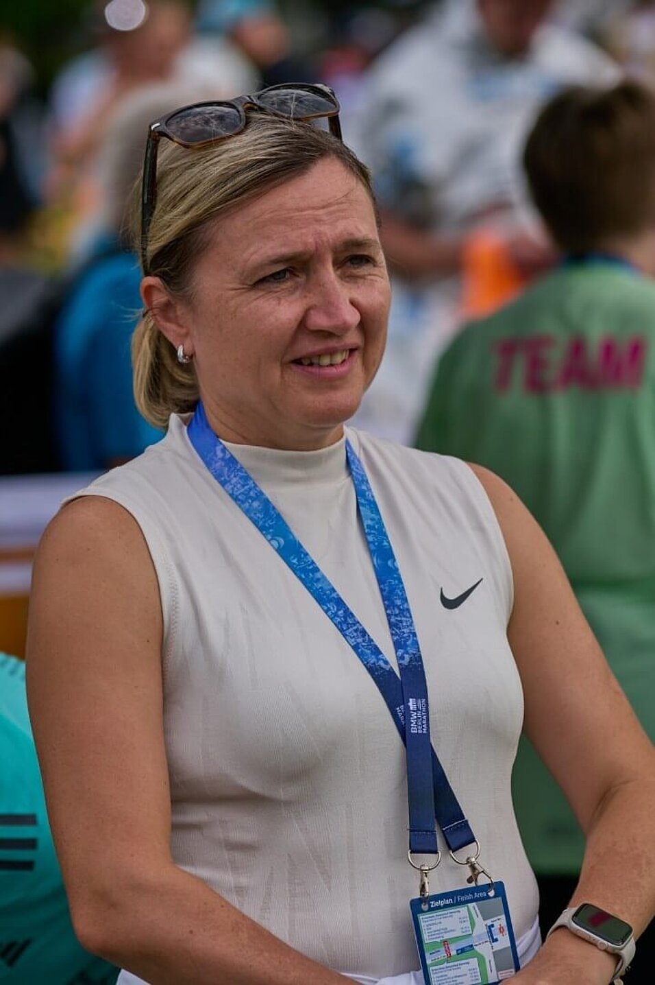 Irina Mikitenko locker mit Sonnenbrille hochgeklappt auf dem Kopf.