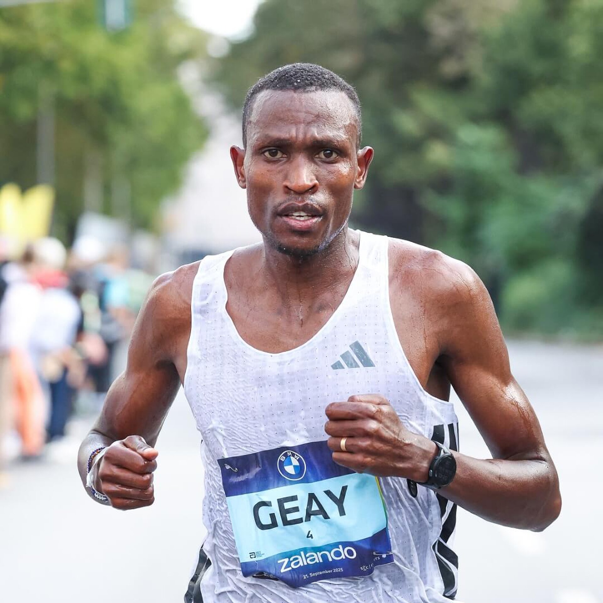 Gabriel Geay, wearing bib number 4, runs with focus at the BMW BERLIN-MARATHON.
