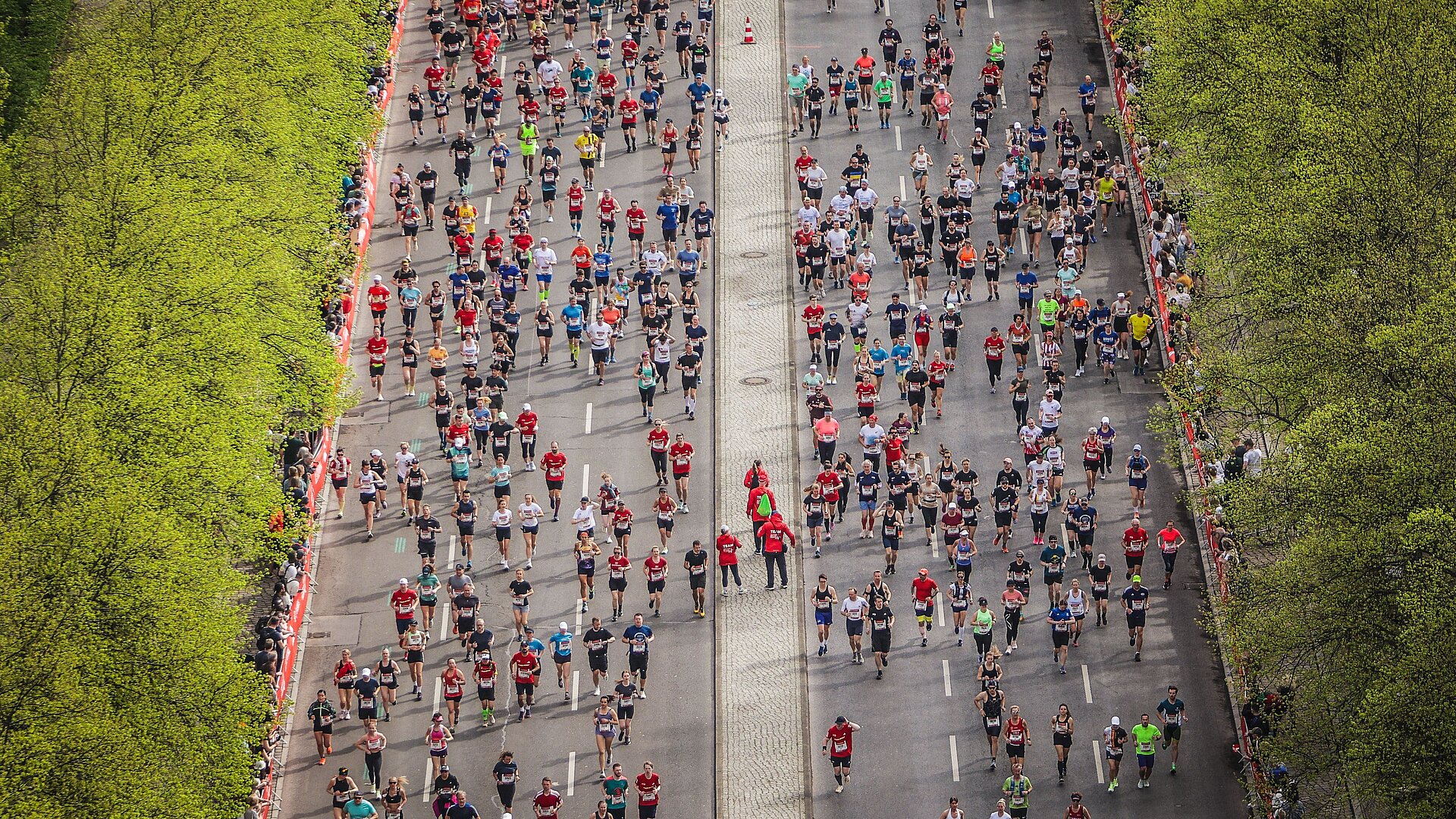 GENERALI BERLIN HALF MARATHON: Runners on the Straße des 17. Juni 2024 © SCC EVENTS / Martin Ibo Güngör