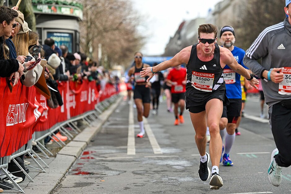 Läufer und Publikum an der Stecke Entlang der Strecke fotografiert.