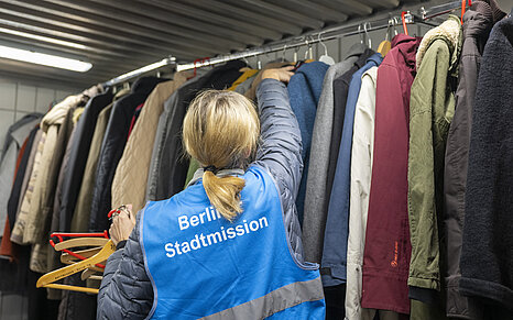 GENERALI BERLINER HALBMARATHON: Berlin City Mission employee sorts jackets in the warehouse © SCC EVENTS