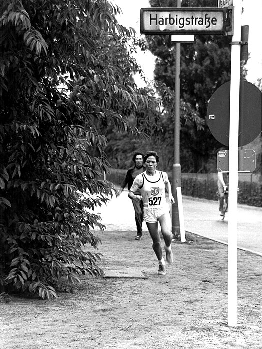 Christa Vahlensieck mit der Startnummer 527 biegt in die Harbigstraße ein.