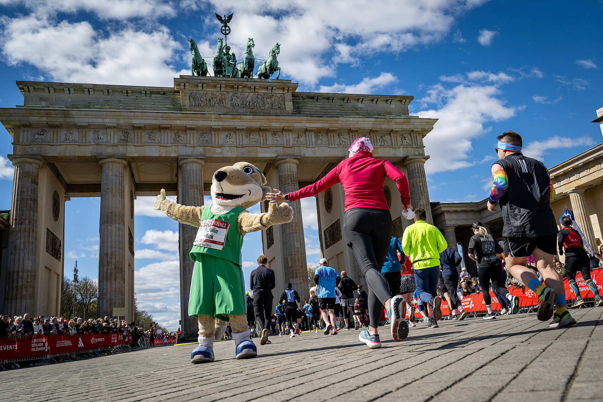 At the GENERALI BERLIN HALF MARATHON, Fridolin Flink provides a motivational kick for all runners just before the Brandenburg Gate. @ SCC EVENTS / Tilo Wiedensohler 
