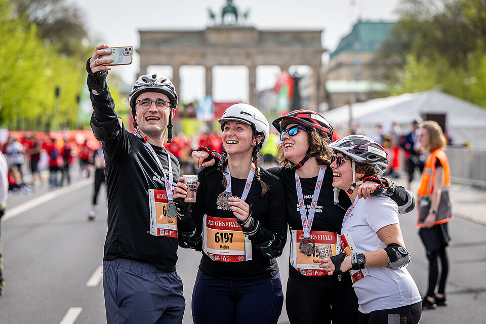 Geschafft! Glückliche Inlineskater nach ihrem gelungenen Saisonstart 2024 © Thomas Wendt / SCC EVENTS
