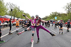 GENERALI BERLIN HALF MARATHON Inline skating: Two happy skaters at the finish line 2024 © SCC EVENTS / Thilo Wiedensohler 