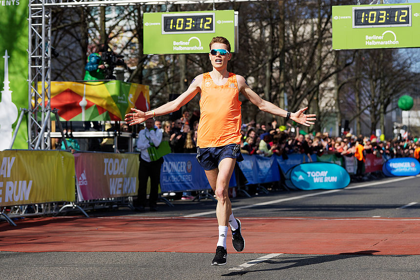Top-Athlet Philipp Pflieger beim Zieleinlauf des Berliner Halbmarathons 2018