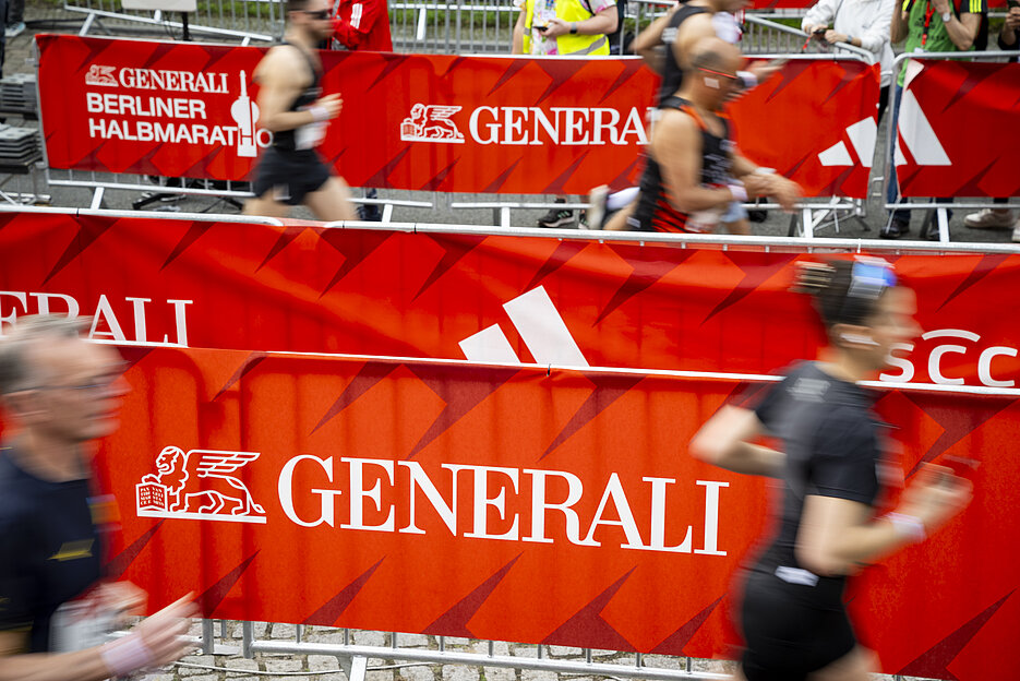 GENERALI BERLINER HALBMARATHON: foto Teilnehmer, die in Bahnen laufen