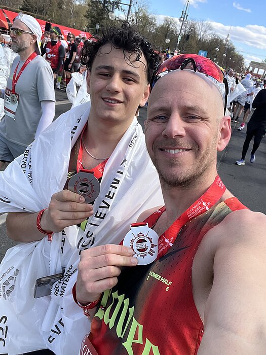 BMW BERLIN-MARATHON: Niels und Milan posieren mit ihrer Medaille ©SCC EVENTS // Niels Struckmeyer
