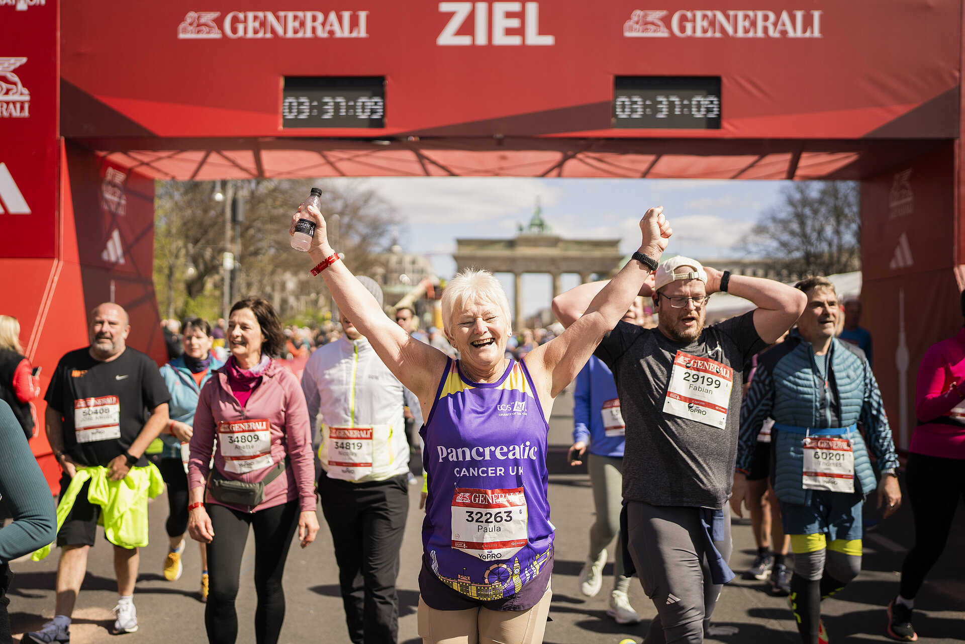 Boundless joy shortly after crossing the finish line at the GENERALI BERLIN HALF MARATHON. @ SCC EVENTS / Sebastian Wells 