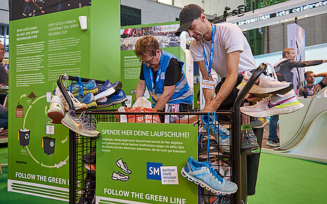 GENERALI BERLIN HALF MARATHON: Employees of the Berlin City Mission collect and pack donated running shoes © SCC EVENTS / Steffen Hartz