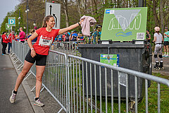 GENERALI BERLINER HALBMARATHON: Kleiderspende einer Läuferin auf der Strecke © SCC EVENTS