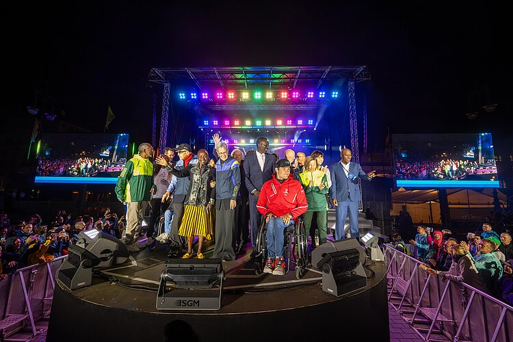 BMW BERLIN-MARATHON: Tegla Loroupe, Naoko Takahashi, Irina Mikitenko, Patrick Makau, Paul Tergat, Heinz Frei, Marcel Hug, Catherine Debrunner, Jutta von Haase and Günter Hallas on the stage in front of the Brandenburg Gate © SCC EVENTS