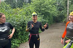 SWIMRUN RHEINSBERG: Celia Jentzsch (mittig) stand Rede und Antwort beim SwimRun-Trainingskurs von SCC EVENTS. © SCC EVENTS / Philip Lehmann