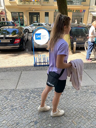 GENERALI BERLINER HALBMARATHON: junge Frau mit Kleiderspende in der Hand © SCC EVENTS